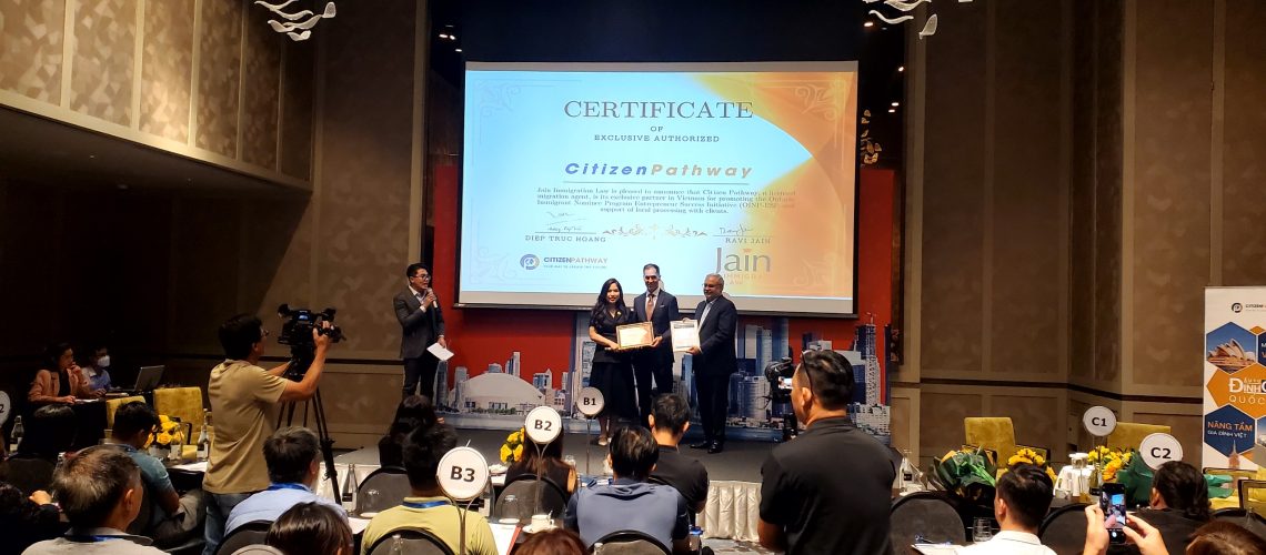 Đại diện canada-ontarrio trao chứng nhận độc quyền cho đại diện CItizenpathway